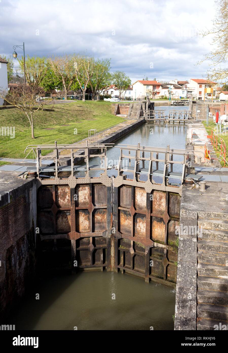 Garonna canale da Cacor a Moissac sul fiume Tarn in Francia, i cancelli per il controllo della navigazione. Foto Stock