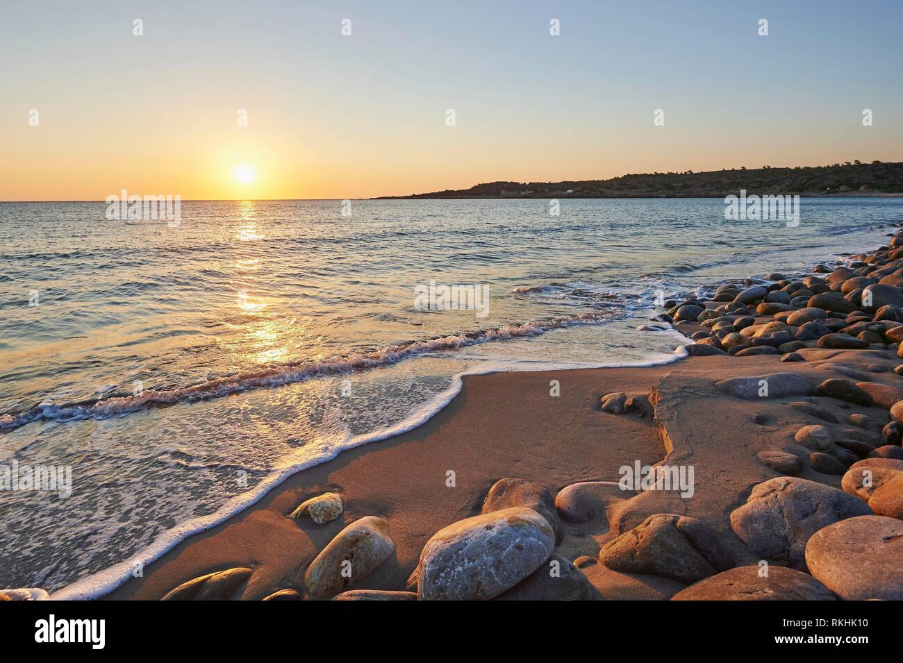 Spiaggia sassosa, spiaggia al tramonto, Agia, Tessaglia, Creta, Grecia Foto Stock