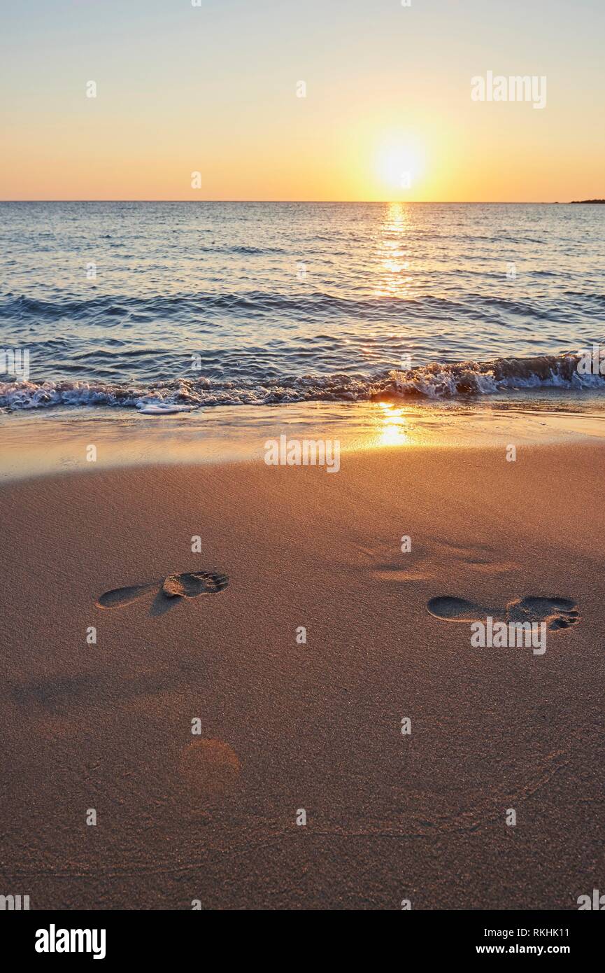 Orme nella sabbia, spiaggia al tramonto, Agia, Tessaglia, Creta, Grecia Foto Stock