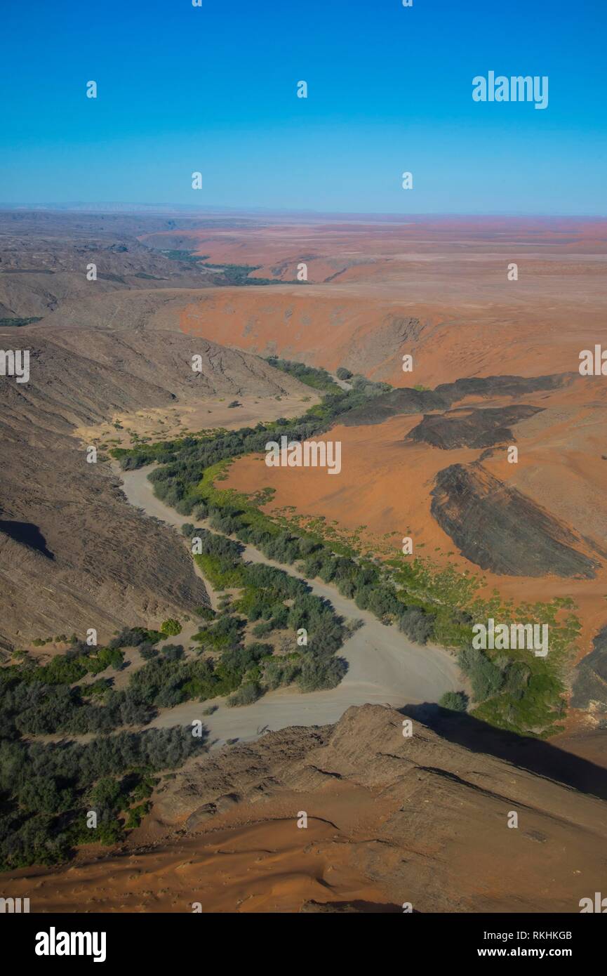 Vista aerea di un canyon verde sul bordo del deserto del Namib, Namibia Foto Stock