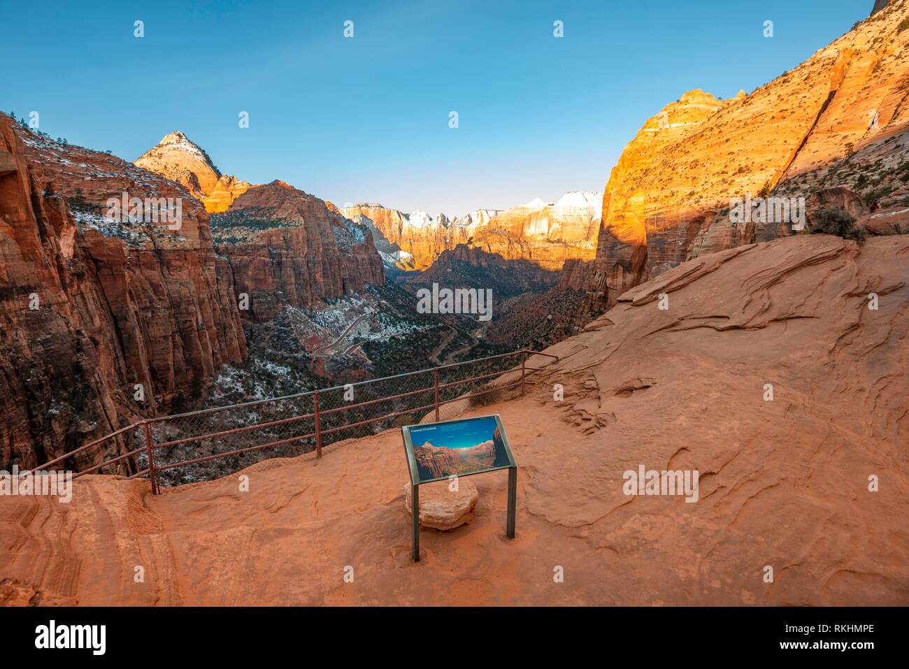 Canyon Overlook punto panoramico con vista sul Canyon Zion con neve, all'alba, torna a sinistra del ponte, di montagna del Parco Nazionale Zion Foto Stock