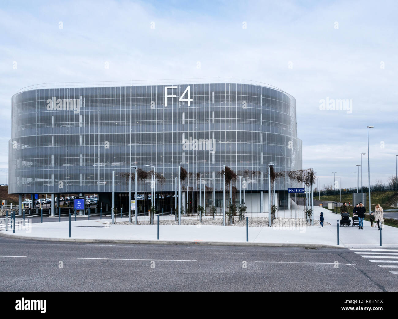 BASEL, Svizzera - Mar 22, 2018: Mdern buoilding di F4 il parcheggio presso l EuroAirport - Basel Mulhouse Freiburg aeroporto con la famiglia a piedi dall'edificio verso l'aeroporto Foto Stock