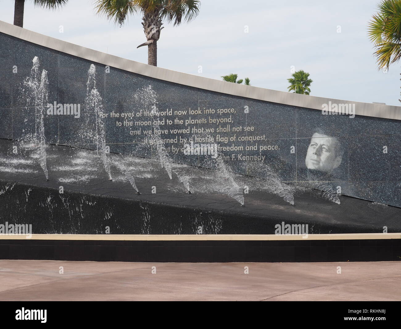 John F. Kennedy preventivo scritto in granito sulla fontana all'entrata del centro spaziale della NASA di Cape Canaveral - Florida - USA Foto Stock