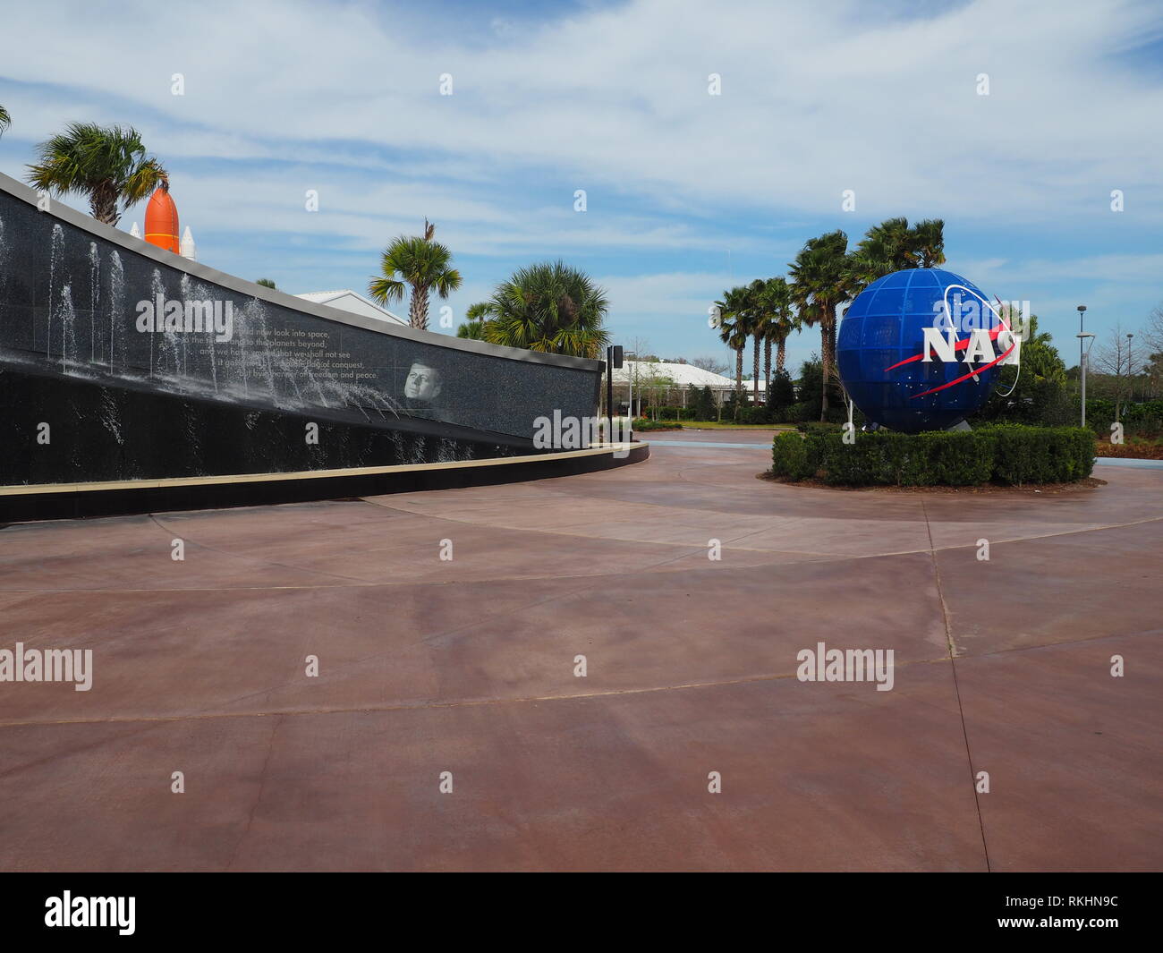 John F. Kennedy preventivo scritto in granito sulla fontana all'entrata del centro spaziale della NASA di Cape Canaveral - Florida - USA Foto Stock