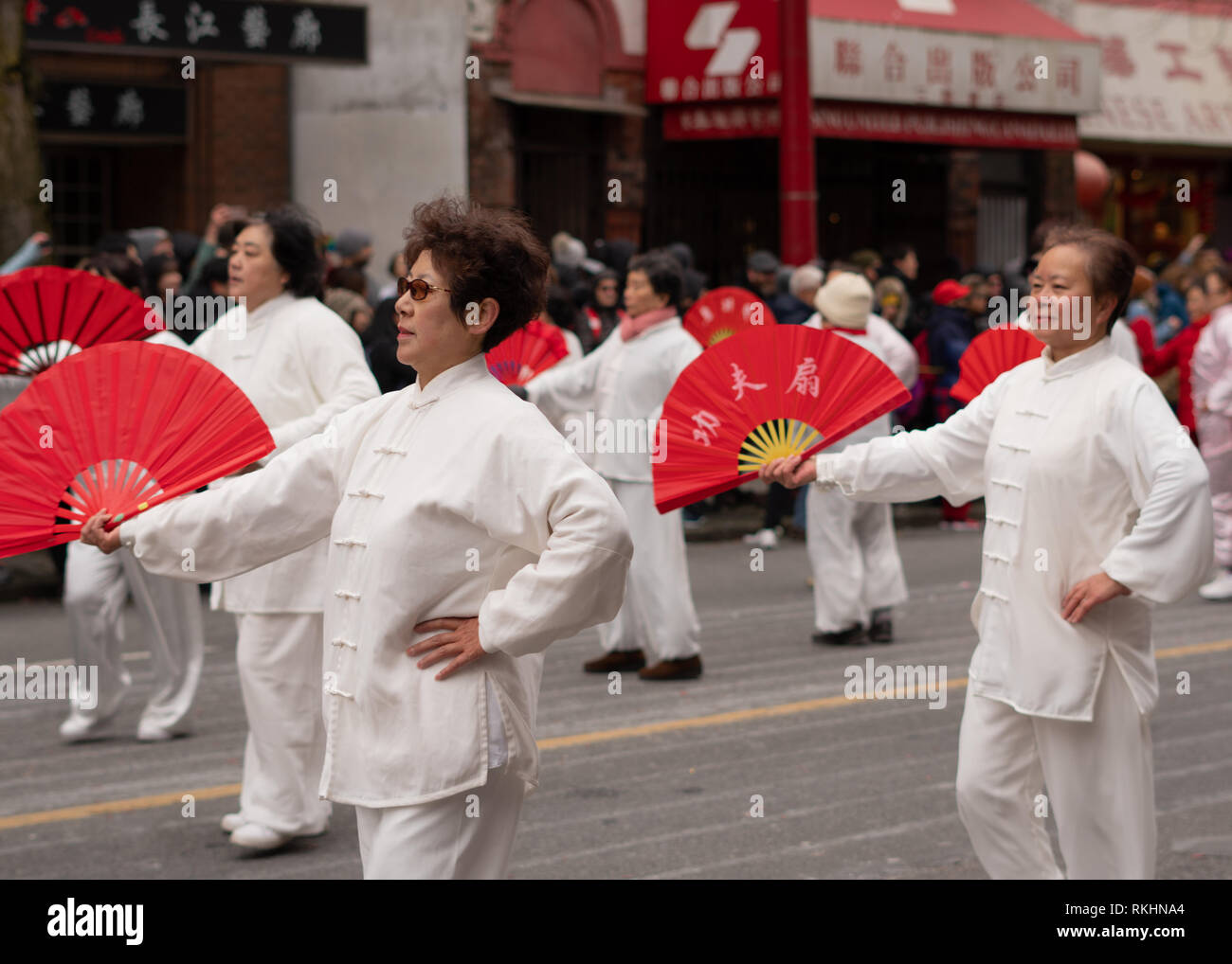 Ventilatore ballerini eseguono in Vancouvers 2019 Anno Nuovo Cinese Parade Foto Stock