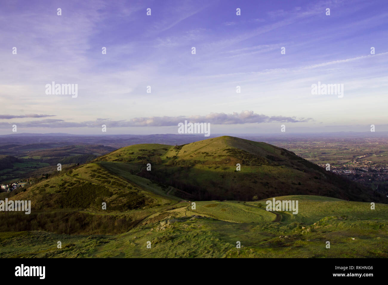 Guardando attraverso le colline del paesaggio inglese su un soleggiato inverni pomeriggio. North Hill da Worcestershire Beacon, Malvern Hills, Worcestershire, Foto Stock