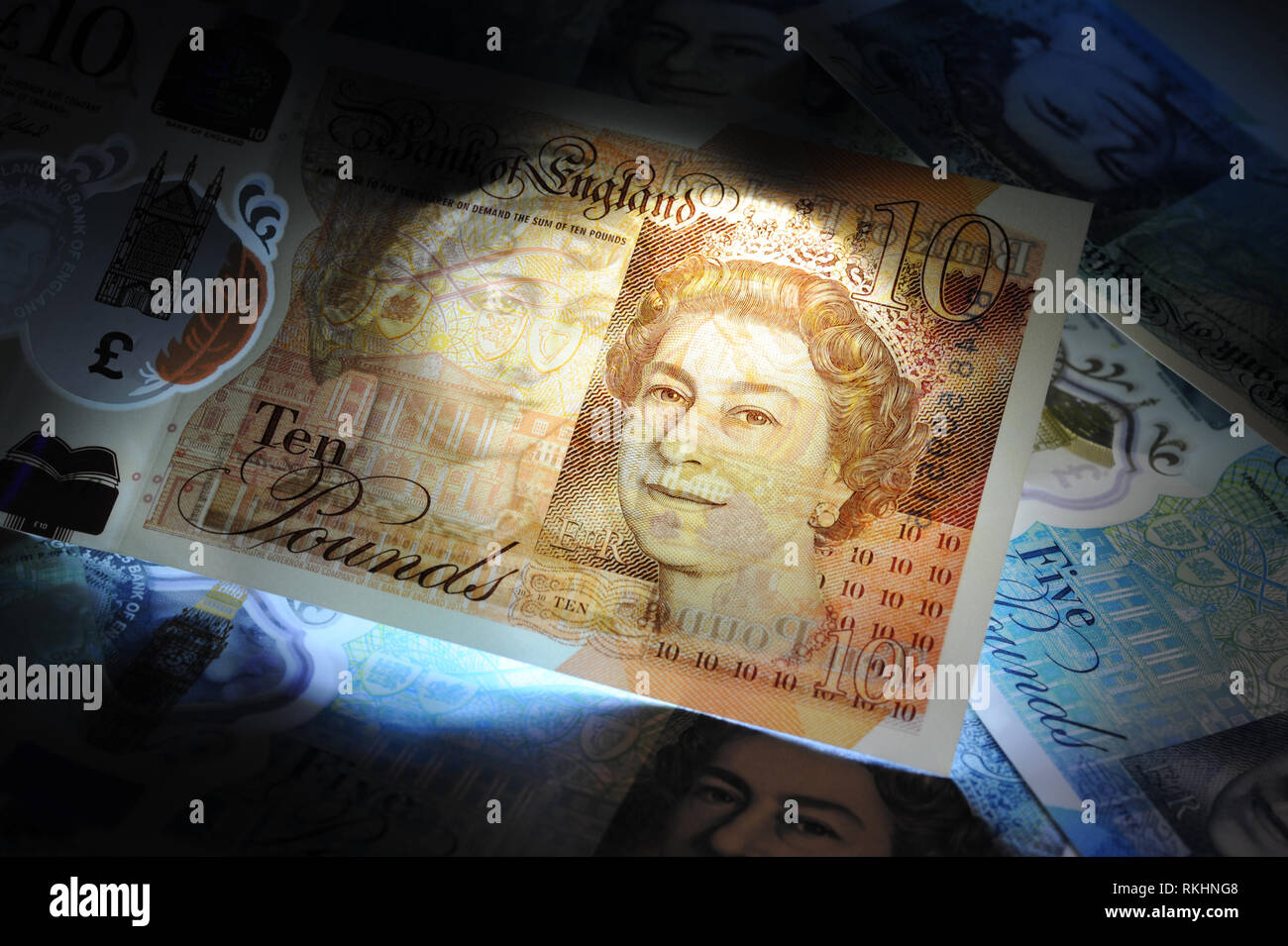 BRITISH DIECI POUND nota con altre banconote denaro nuovamente l'economia LA REGINA CHURCHILL redditi in contanti stipendi prestiti ETC REGNO UNITO Foto Stock