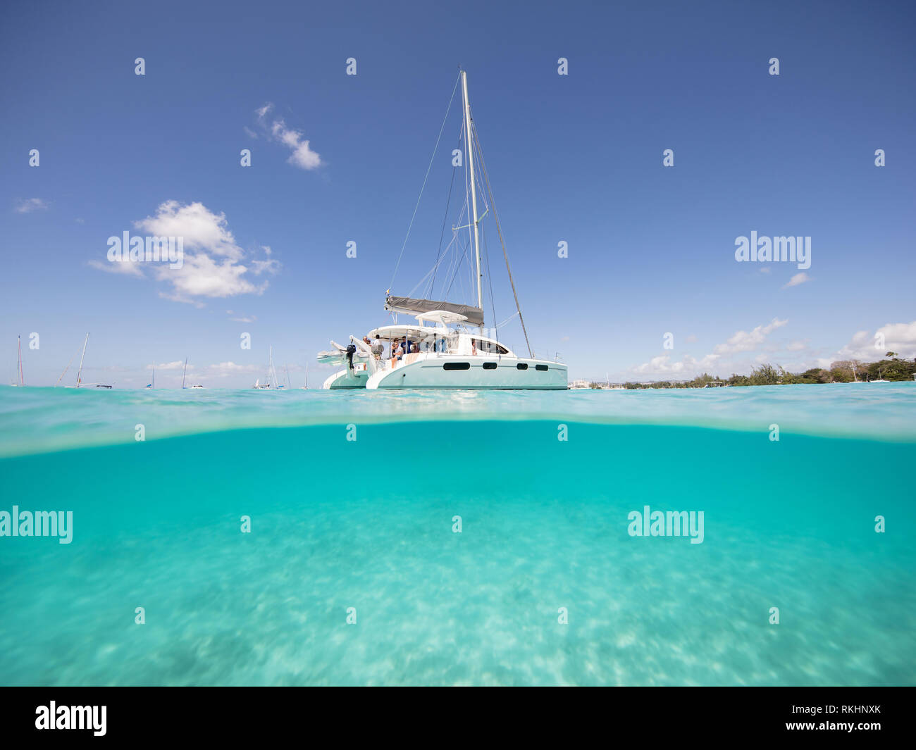 Un meravigliosi sotto/sopra il colpo di uno yacht ormeggiati nel meraviglioso Carlisle Bay in Barbados Foto Stock
