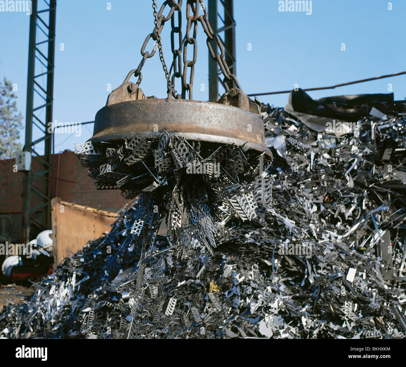 Elettromagnete su gru di sollevamento metallico al cantiere di scarto. Foto Stock