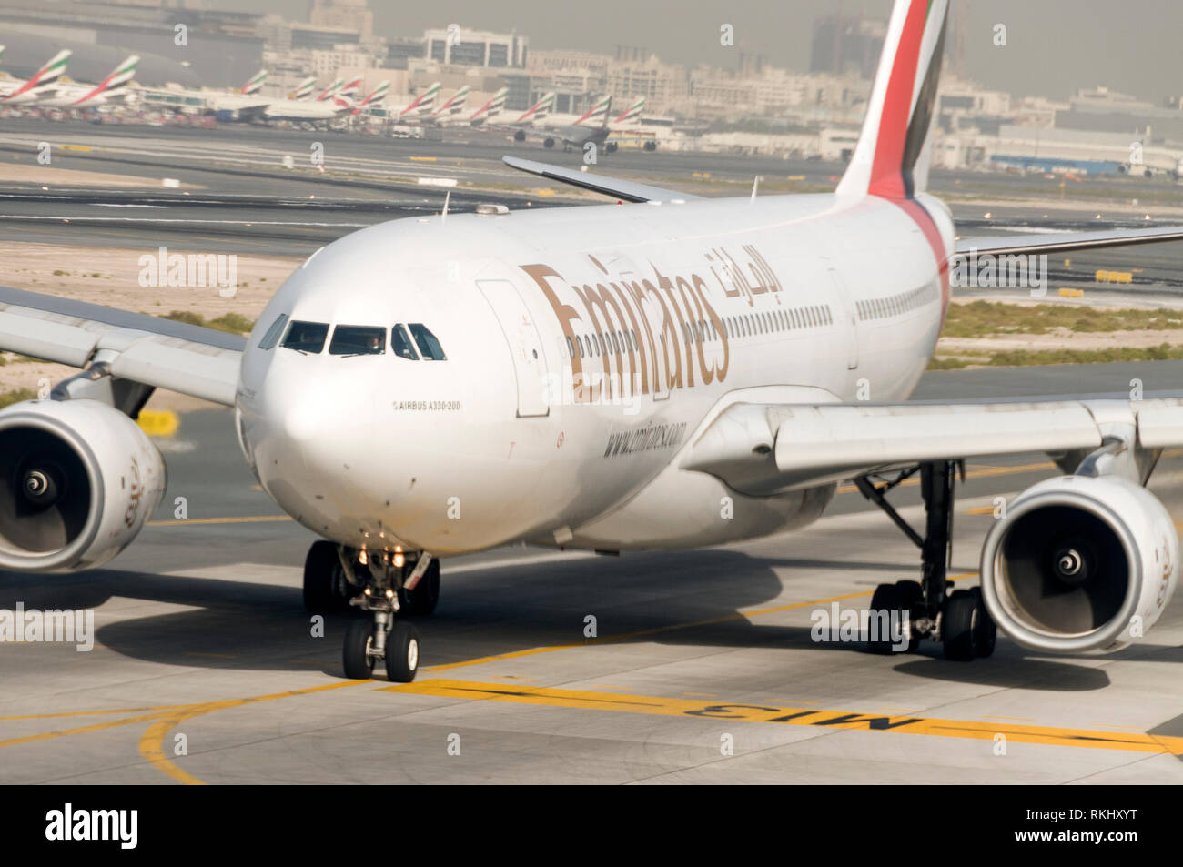 Un Emirates Airbus 330-200 tasing aeromobili per il decollo all'Aeroporto Internazionale di Dubai, Emirati arabi uniti (EAU) Foto Stock