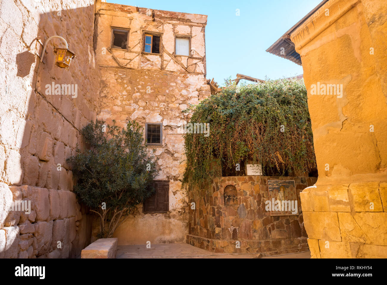 Chiesa e Monastero di Santa Caterina accanto alla montagna di Mosè in Egitto, il Sinai. Luogo famoso per il Cristianesimo ortodossia pellegrini Foto Stock