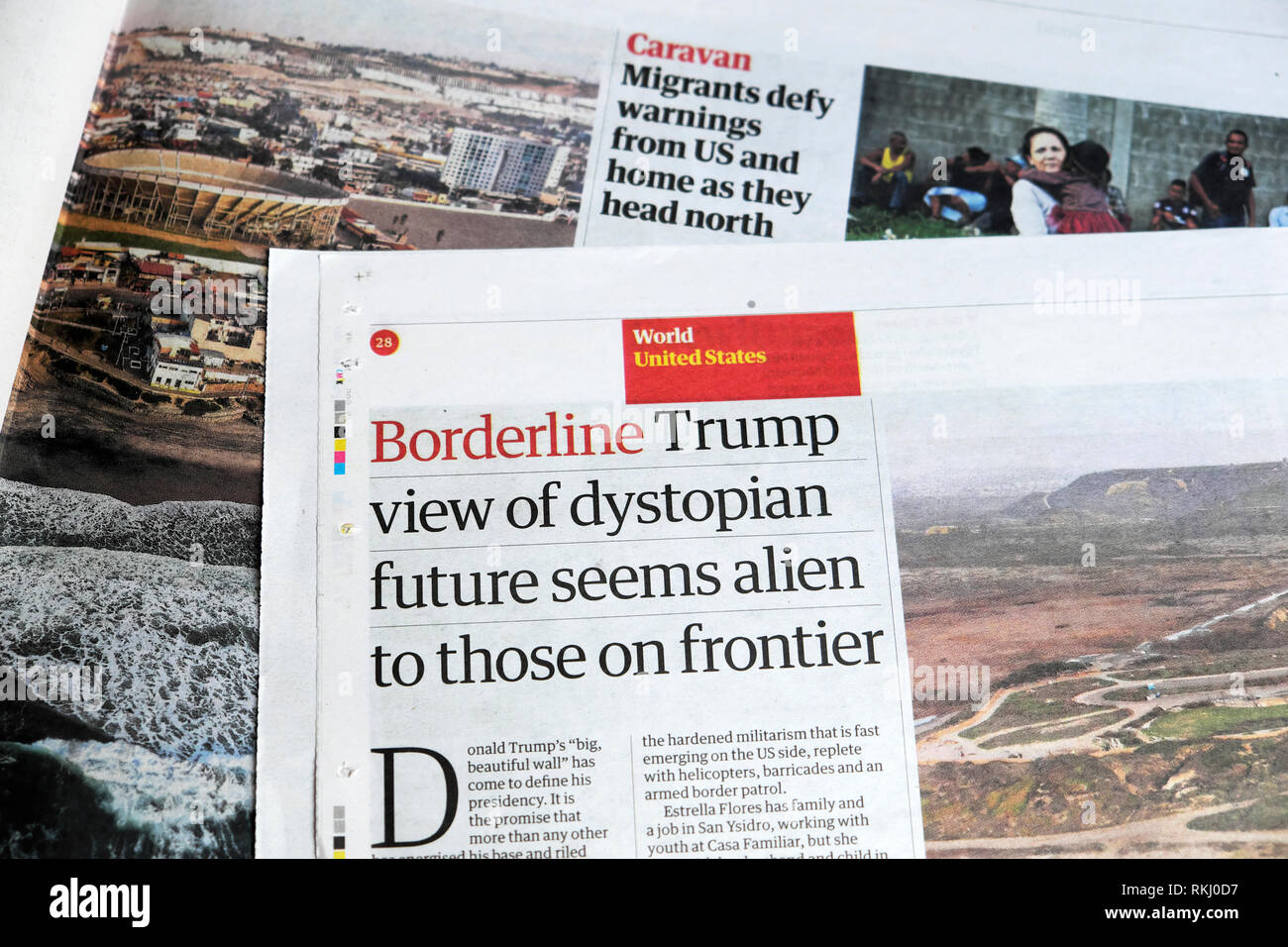 "Trump vista del futuro dystopian sembra estranea a quelle sulla frontiera' quotidiano Guardian articolo 2019 Londra Inghilterra REGNO UNITO Foto Stock