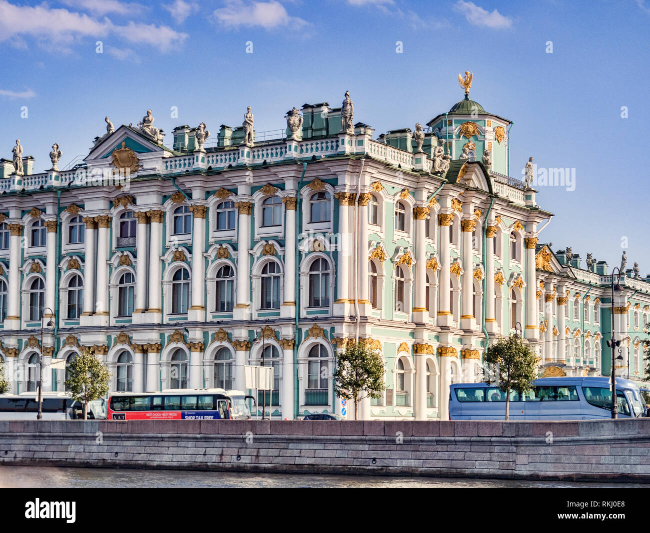 19 Settembre 2018: San Pietroburgo, Russia - Il palazzo d'inverno e stato Hermitage Museum, sul Neva Embankment e tour pullman parcheggiato all'esterno. Foto Stock