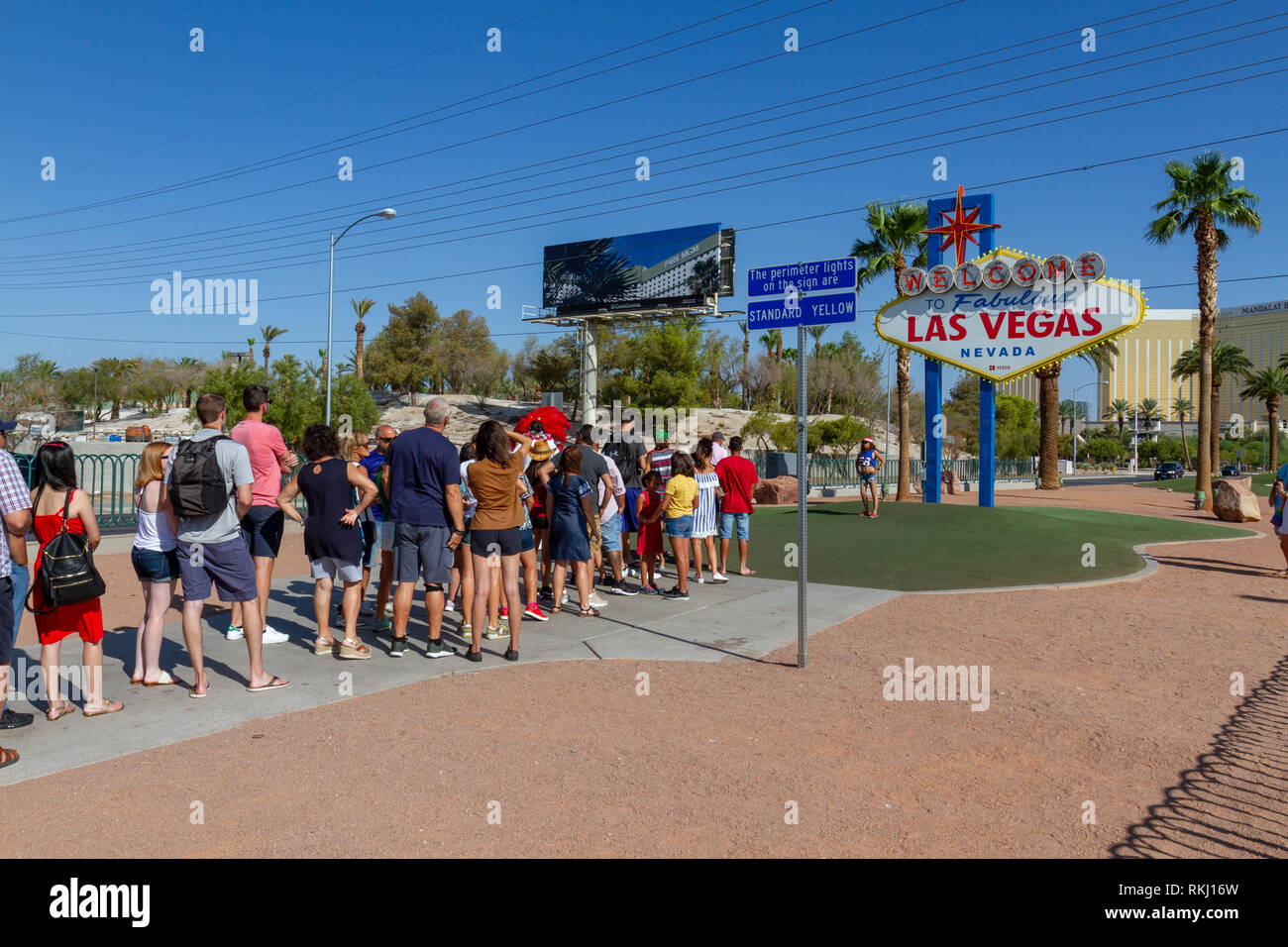 La linea di visitatori in attesa di prendere una fotografia di fronte alla famosa 'Benvenuti al favoloso Las Vegas' segno, Las Vegas, Nevada, Stati Uniti. Foto Stock
