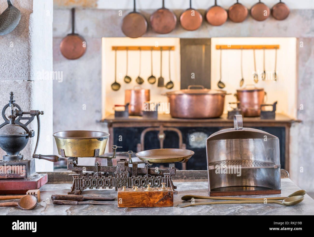 Accessori per la cucina in esposizione in pena palace, Sintra, Portogallo Foto Stock