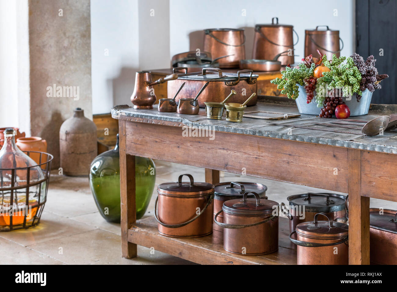 Accessori per la cucina in esposizione in pena palace, Sintra, Portogallo Foto Stock