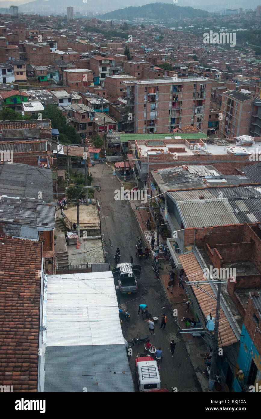 Medellin, Antioquia, Colombia: città vista dalla funivia. Foto Stock