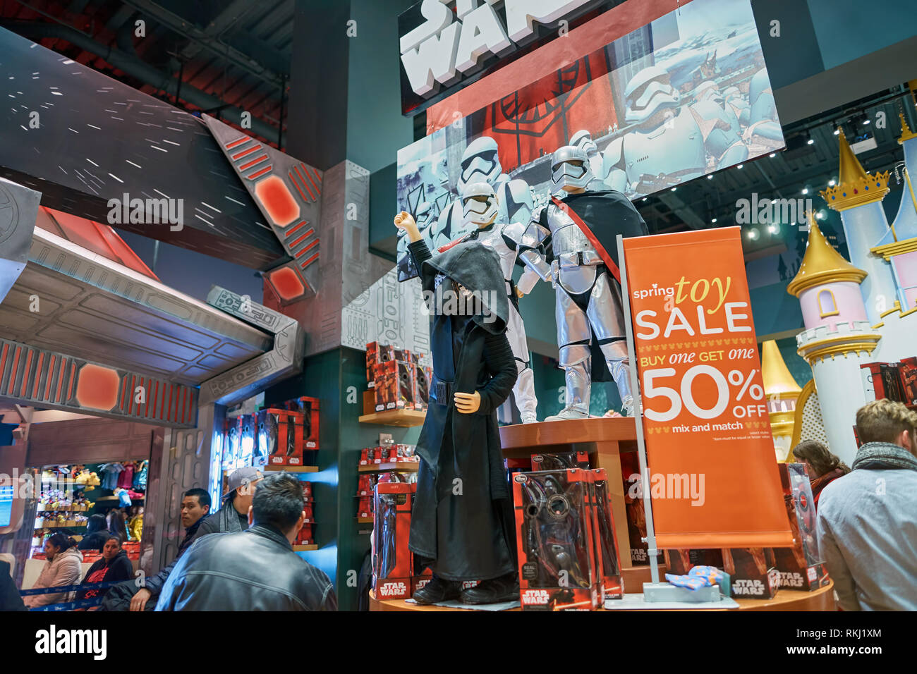 NEW YORK - circa marzo, 2016: all'interno di Times Square Disney Store. Disney Store è una catena internazionale di negozi specializzati che vendono solo Disney rela Foto Stock