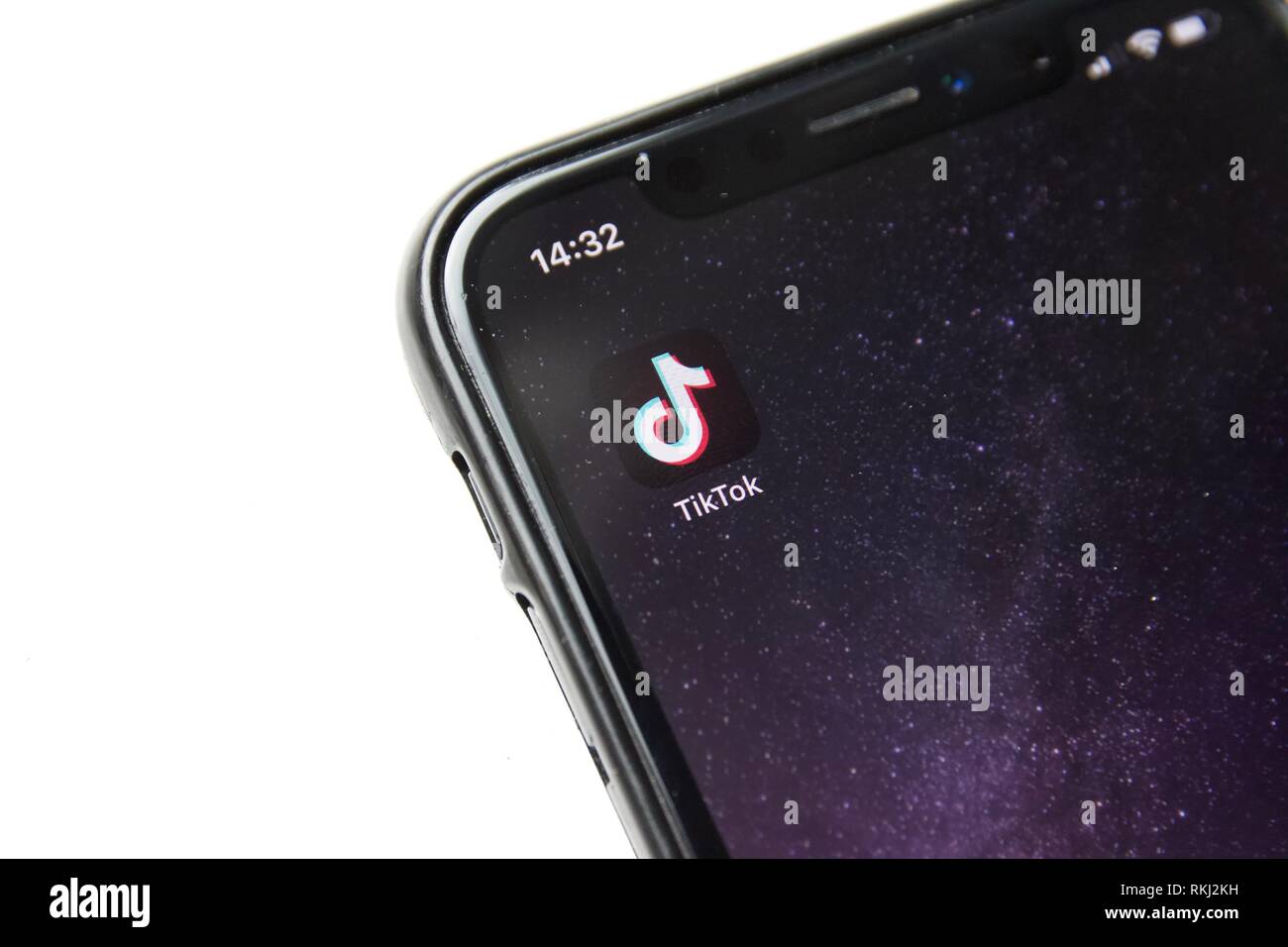 TikTok (noto anche come Douyin) su un iPhone X contro uno sfondo bianco. TikTok un app per la creazione e la condivisione di video. Foto Stock