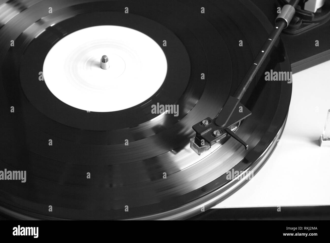 Piattaforma girevole giallo in caso la riproduzione di un disco in vinile con etichetta bianca. Foto orizzontale top view closeup Foto Stock