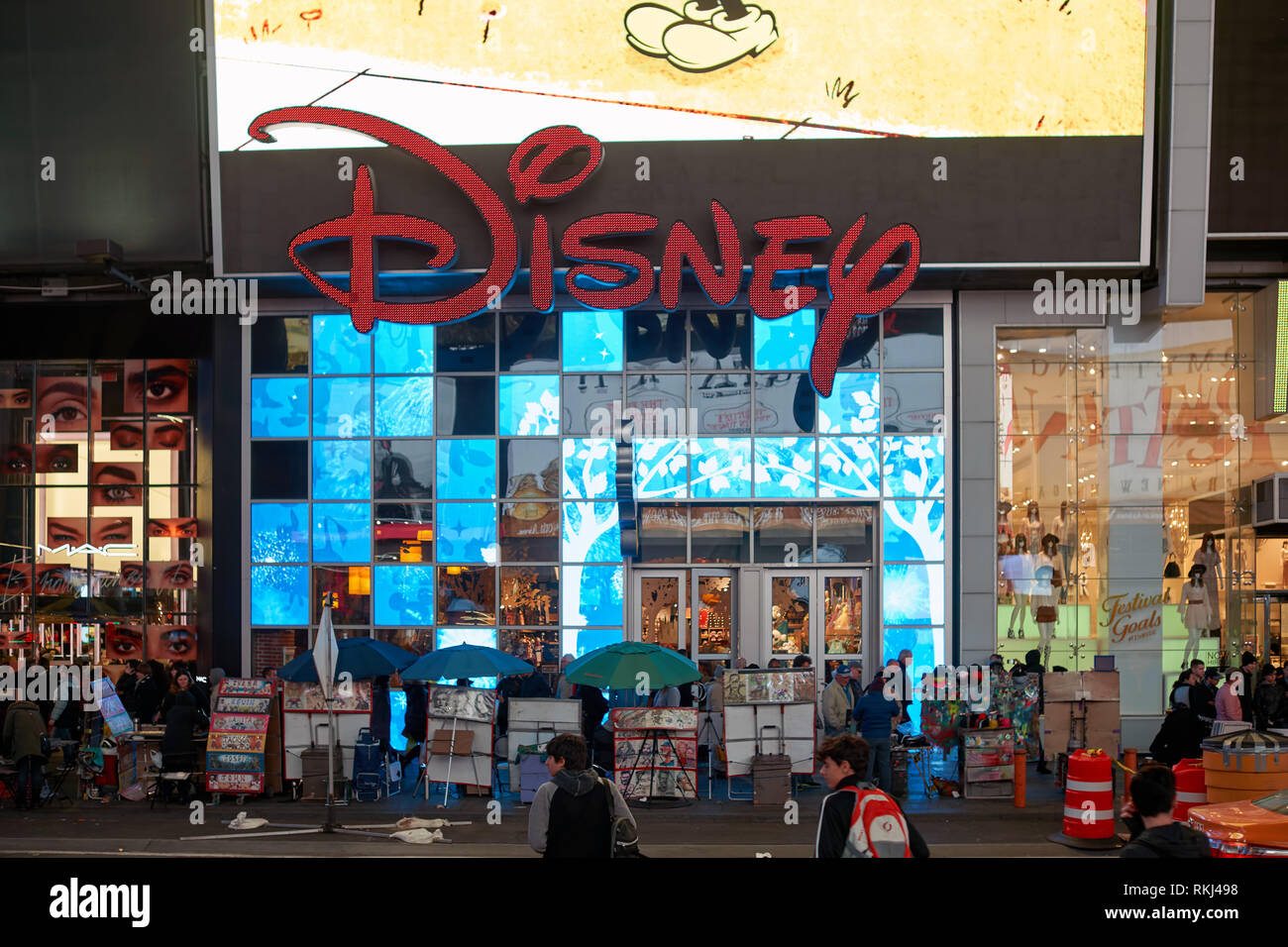 NEW YORK - circa marzo, 2016: Times Square Disney Store durante la notte. Disney Store è una catena internazionale di negozi specializzati che vendono solo relat Disney Foto Stock