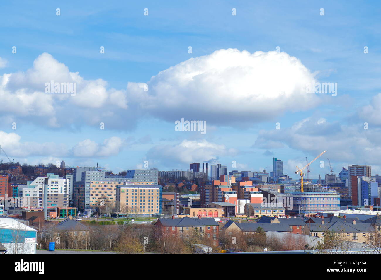 Lo skyline di Leeds è stato preso da un ascensore ad asta ad Armley, che offre una vista elevata della città. Foto Stock