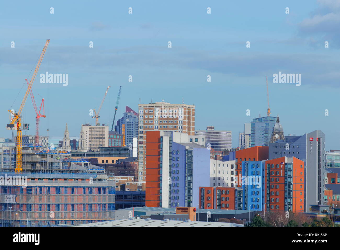 I progetti di costruzione in corso possono essere visti sullo skyline di Leeds Foto Stock