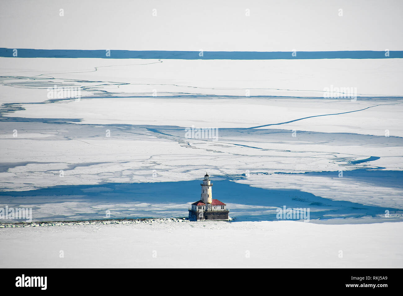Vista aerea del faro di Chicago sul Lago Michigan nel ghiaccio e neve Foto Stock