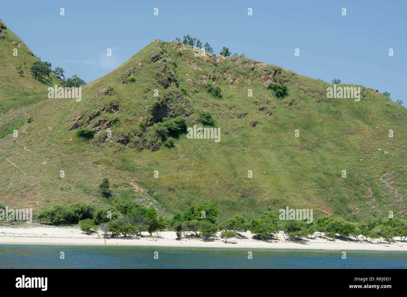 Spiaggia, con collina, vicino a Dili, Timor Est Foto Stock