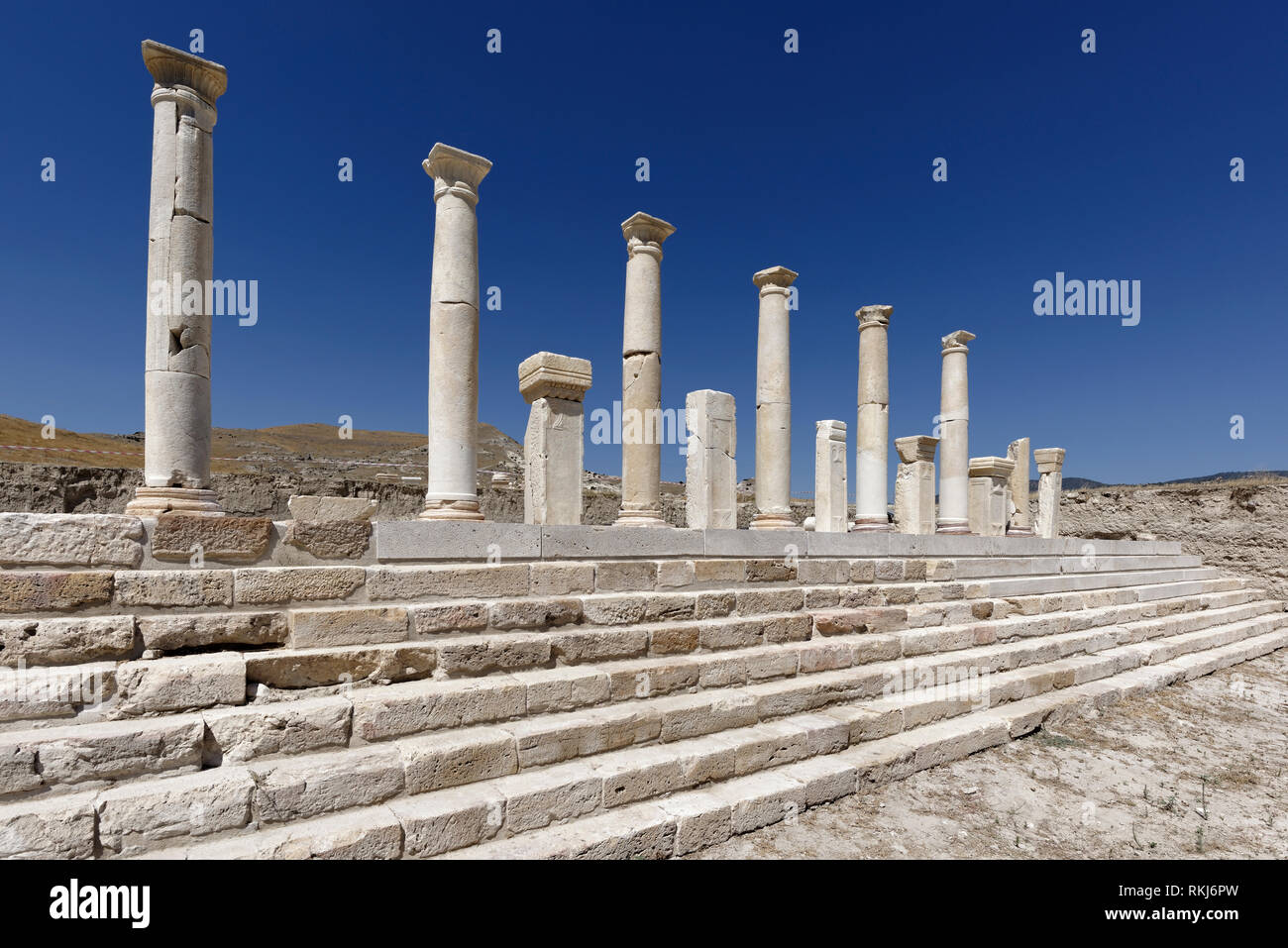 I sette gradini e piattaforma di STOA - Portico sul lato nord del tardo romana Agora, Tripolis sul meandro, Yenicekent, Turchia. La piattaforma wa Foto Stock