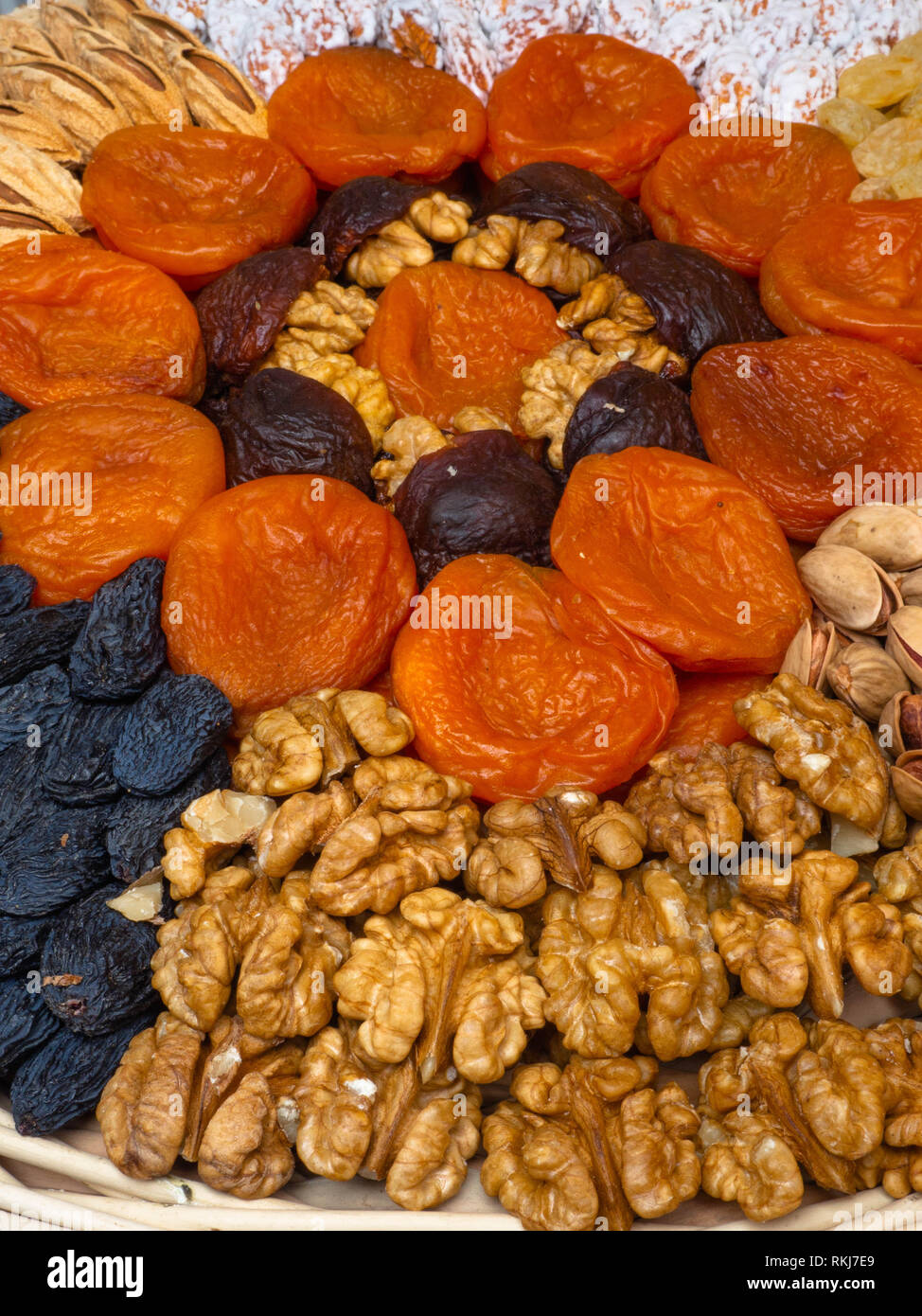 Frutta secca un dadi per cuore sano e pieno di vitamine e di potassio, antiossidante. Alimenti biologici per la salute di tutti da vicino Foto Stock
