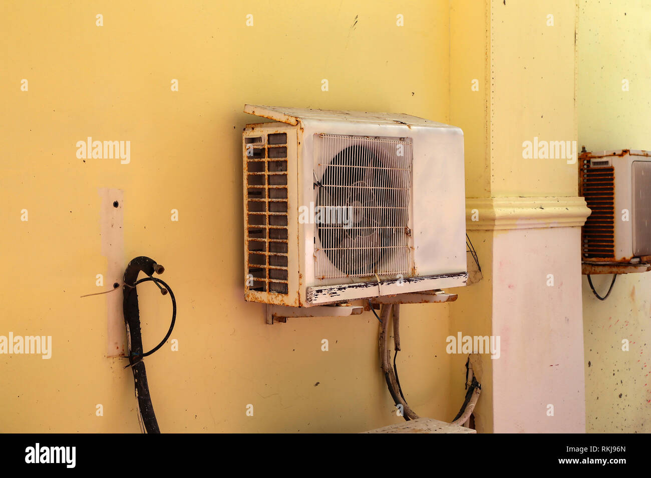 Vecchio condizionatori di aria / Old condizionatori di aria sulla parete  Foto stock - Alamy