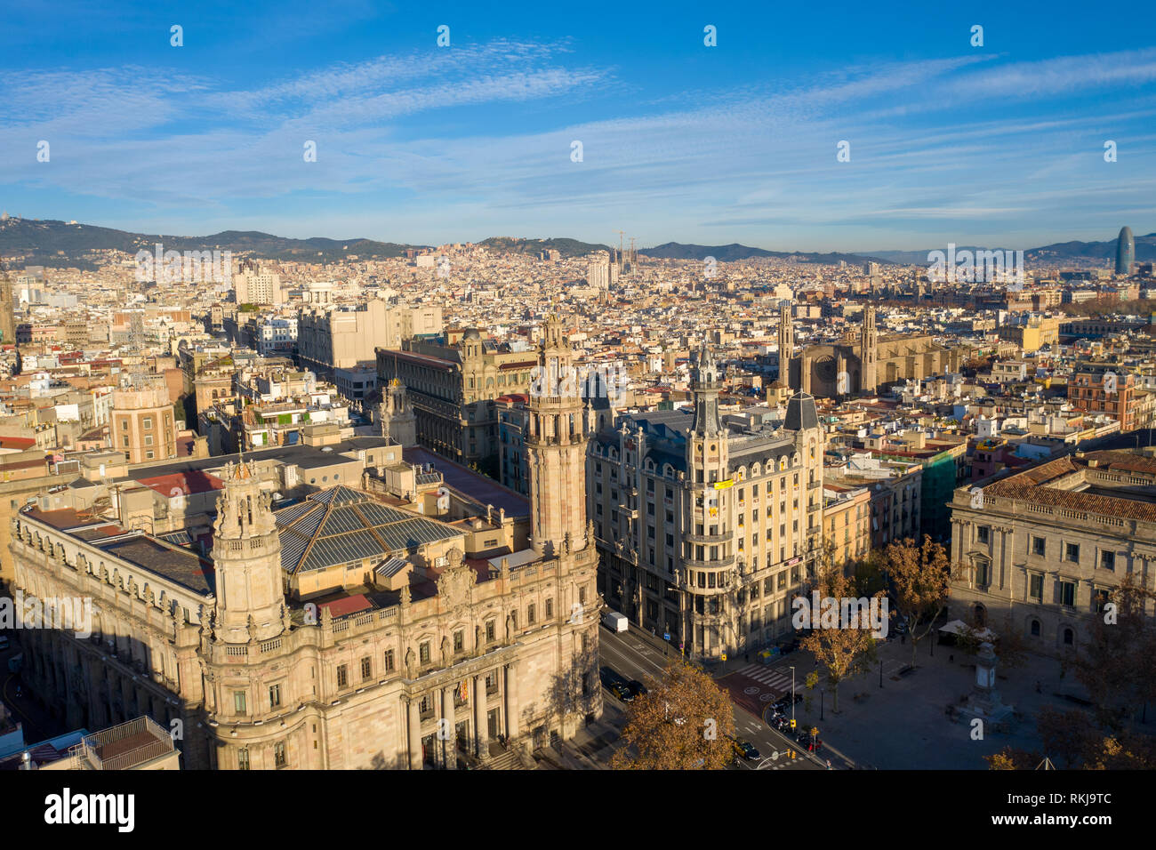 Antenna; drone vista di vecchi edifici di spagnolo a Barcellona illuminata dalla calda luce del mattino; vecchi tetti delle case basse in area Barcelonetta; giornata soleggiata in Foto Stock