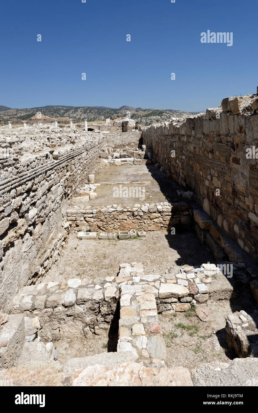 Area scavata tra il sud sette piattaforma a gradini del tardo romana Agora e le mura di fortificazione, Tripolis sul meandro, Yenicekent, Turke Foto Stock