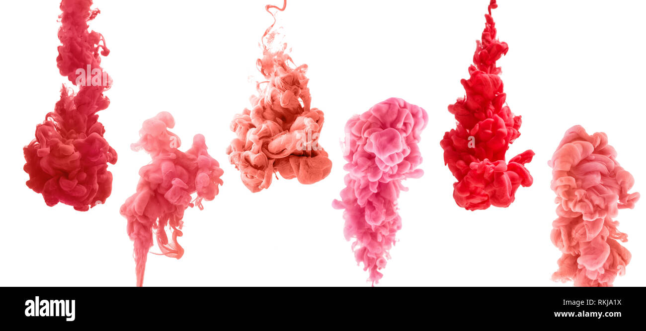 Set di inchiostro colorato isolati su sfondo bianco rosso, rosa, corallo goccia agitando sotto l'acqua. Nube di inchiostro in acqua. Foto Stock