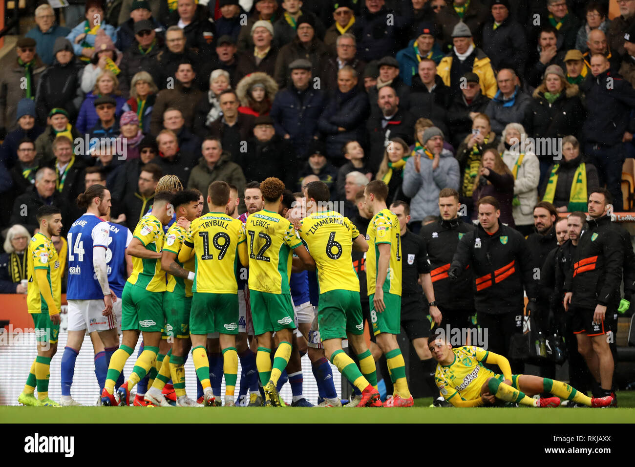 Max Aarons di Norwich City si affaccia su come i giocatori si scontrano in seguito il suo fallo - Norwich City v Ipswich Town, Sky scommessa campionato, Carrow Road, Norwich - 10 Foto Stock