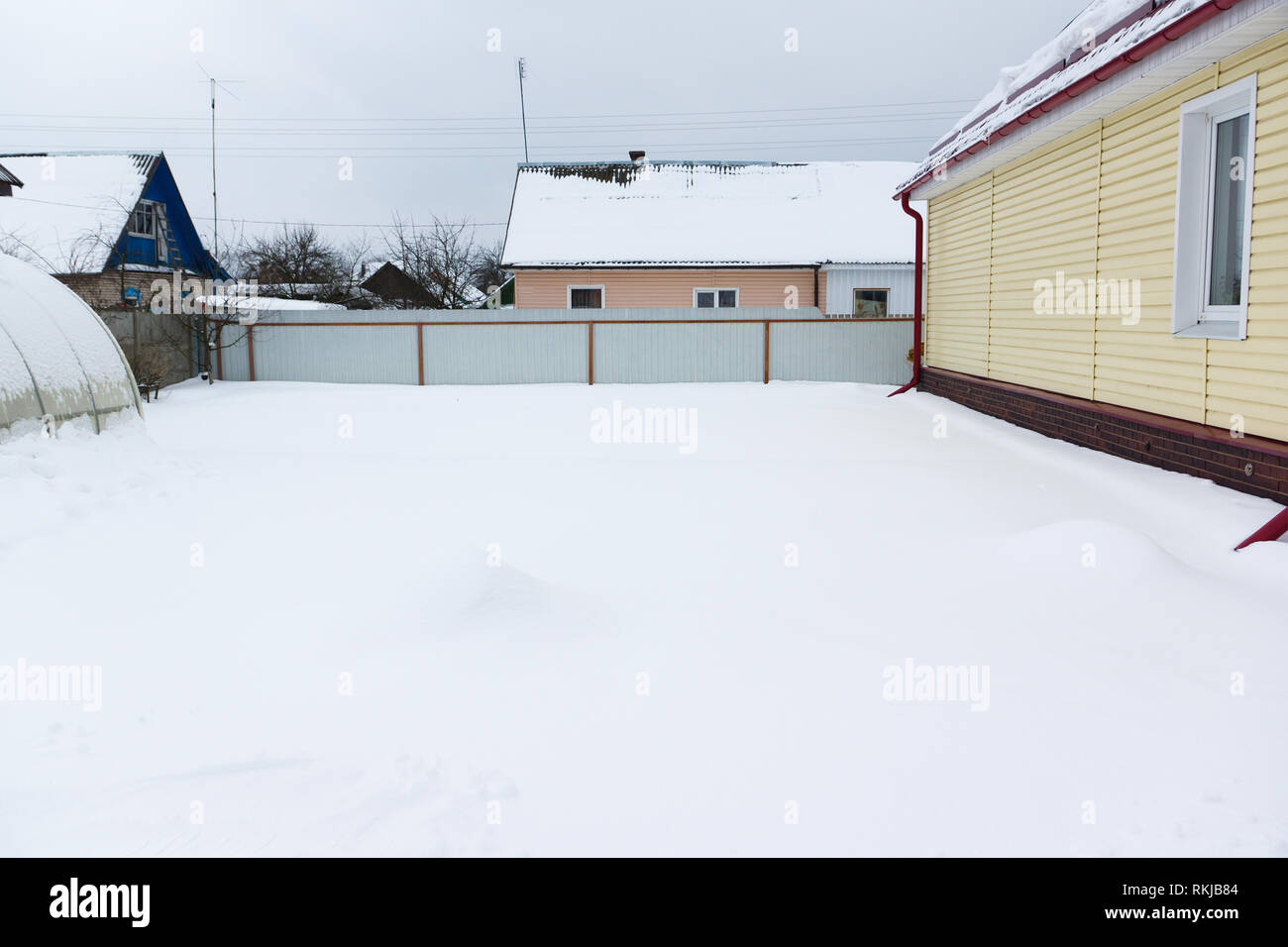 Villaggio cortile coperto con il bianco della neve in inverno Foto Stock