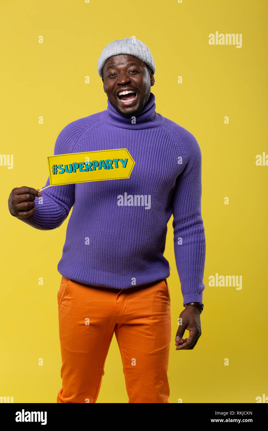 Allegro giovane modello avente festa di compleanno al lavoro Foto Stock