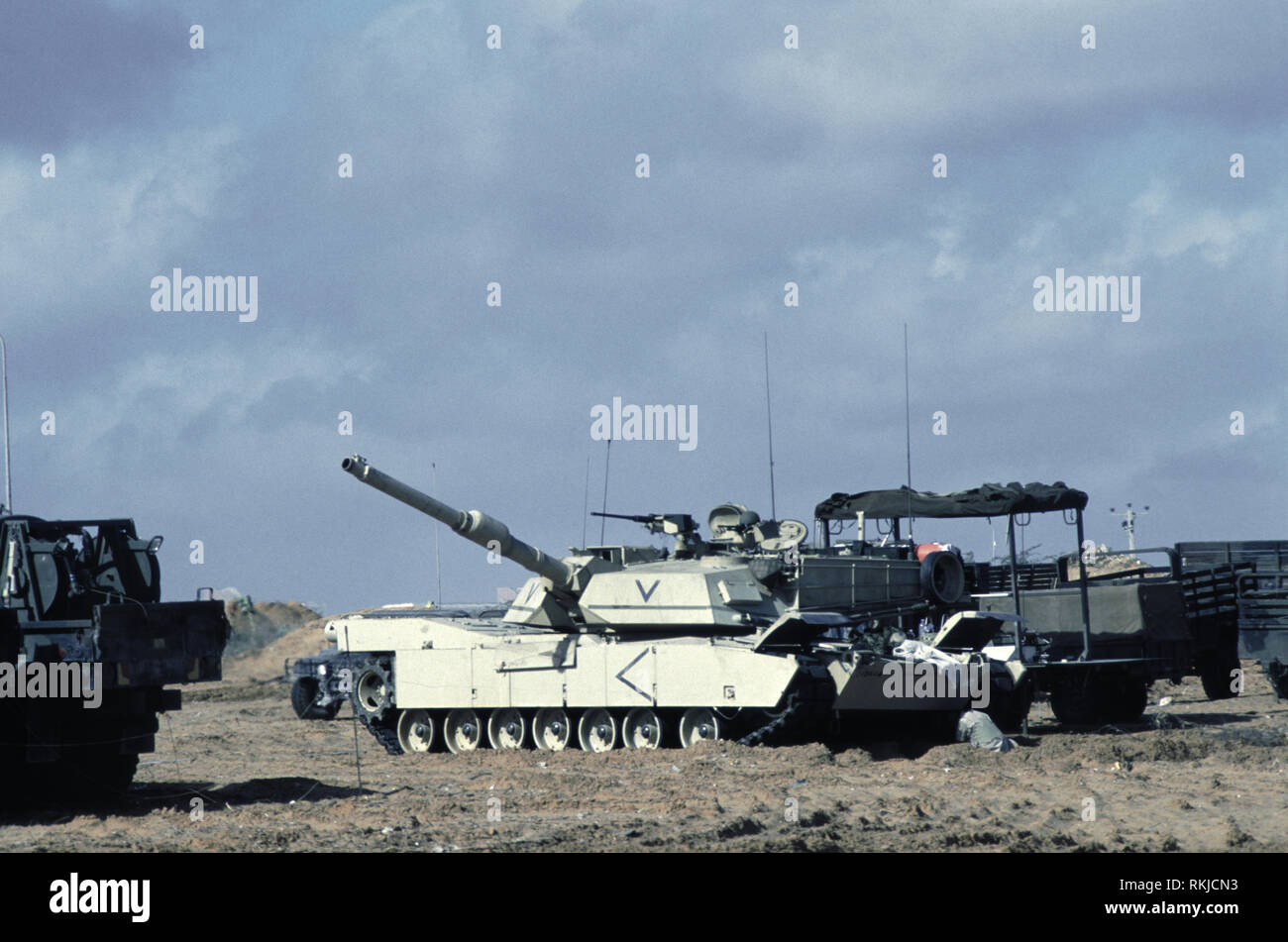 Il 16 ottobre 1993 A U.S. Army M1A1 Abrams serbatoio della 24a divisione di fanteria, 1° battaglione del 64esimo reggimento blindato in sede UNOSOM di Mogadiscio, Somalia. Foto Stock Il 16 ottobre 1993 A U.S. Army M1A1 Abrams serbatoio della 24a divisione di fanteria, 1° battaglione del 64esimo reggimento blindato in sede UNOSOM di Mogadiscio, Somalia. Foto Stock
