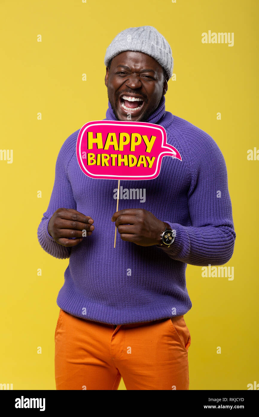 Allegro uomo internazionale mantenendo il sorriso sul viso Foto Stock
