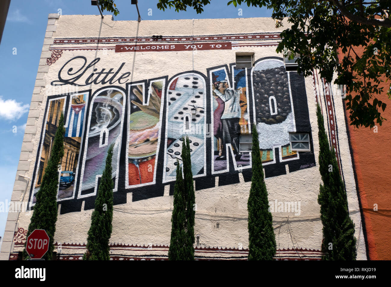 Vista di Calle Ocho nel quartiere Little Havana di Miami, Florida, USA, con graffiti sul muro dell'edificio. Quartiere cubano del Nord America Foto Stock