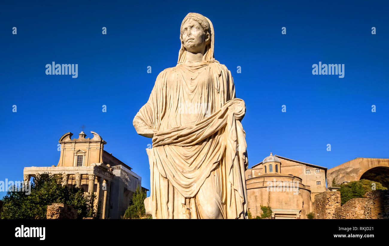 Antica statua di una donna al Foro Romano a Roma, Italia Foto Stock