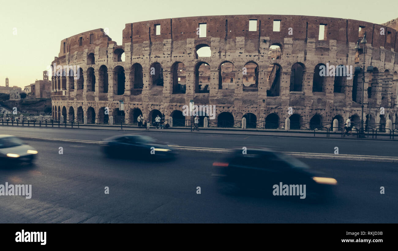 Colosseo romano e dal traffico di Roma, Italia Foto Stock