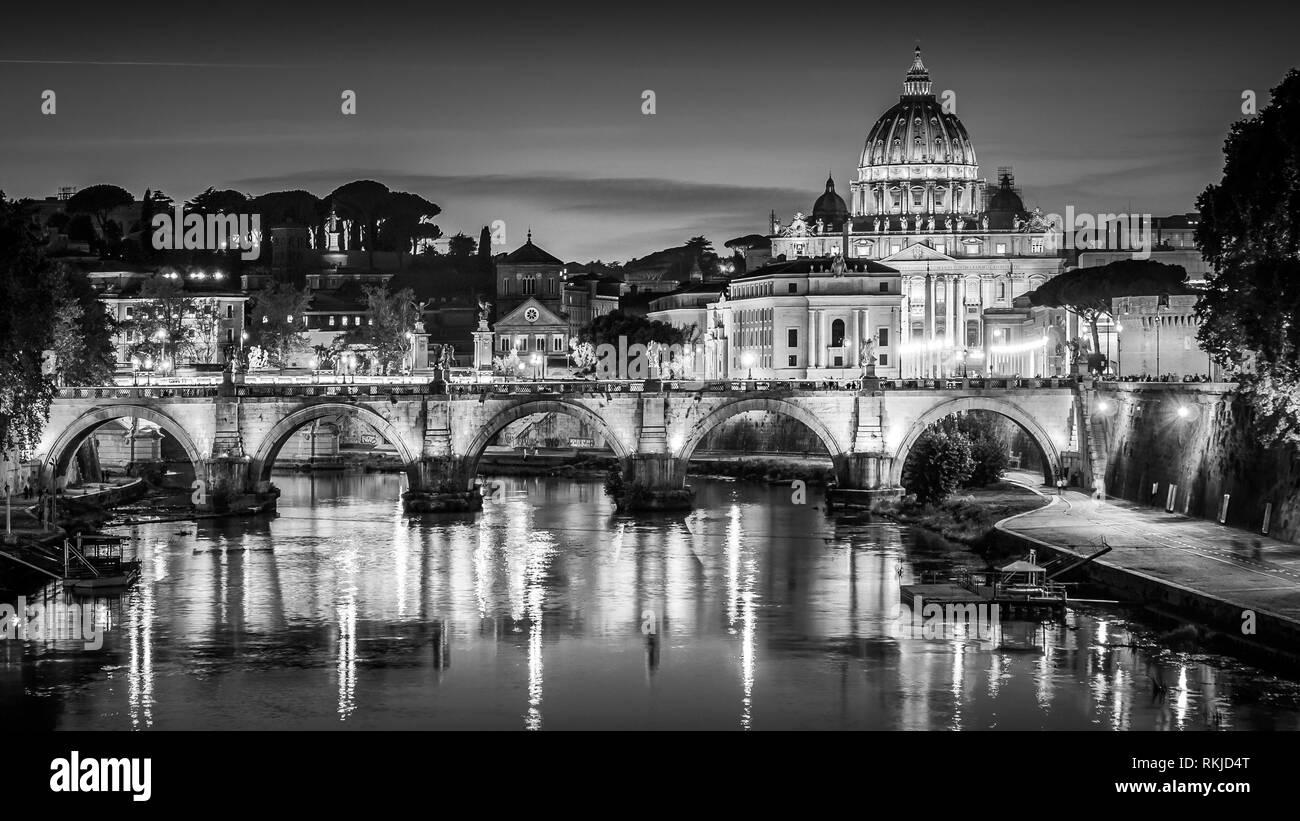 Basilica di San Pietro e la Città del Vaticano a Roma, Italia, notte Foto Stock