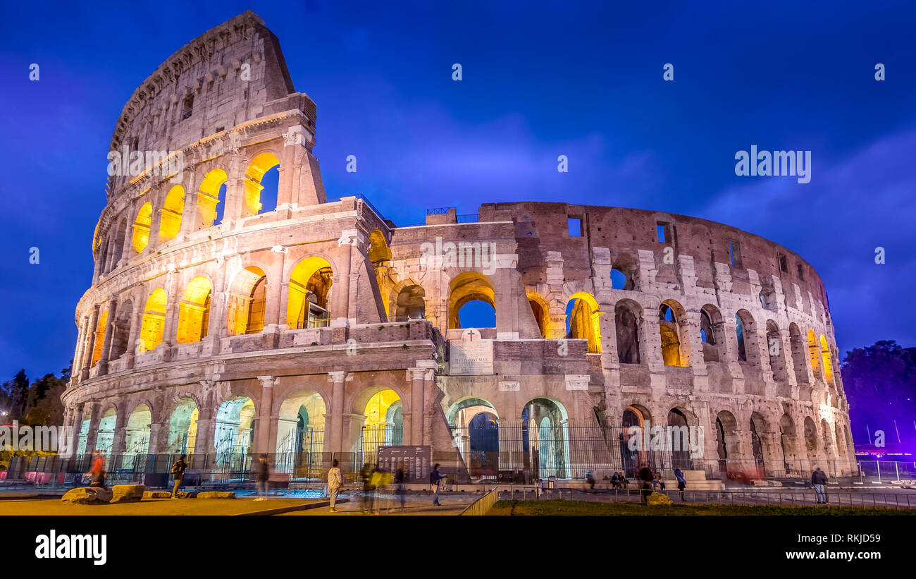 Colosseo romano e i turisti di notte a Roma, Italia Foto Stock