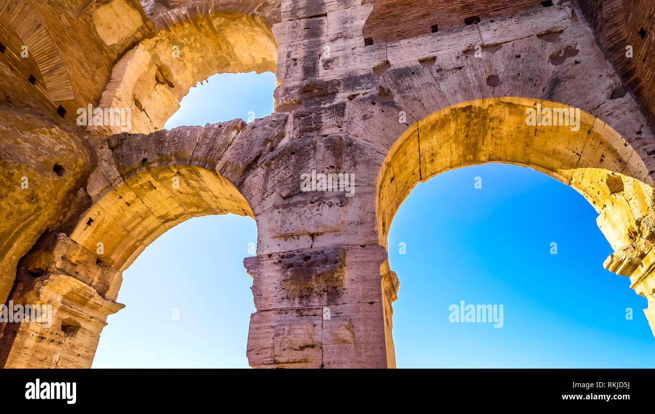 Architettura interni arco particolare del Colosseo a Roma, Italia Foto Stock