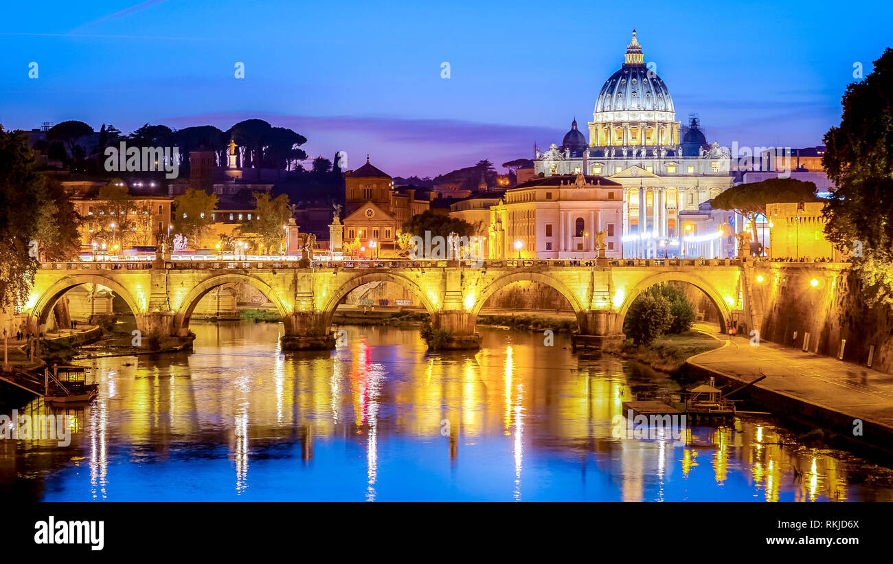Basilica di San Pietro e la Città del Vaticano a Roma, Italia, notte Foto Stock