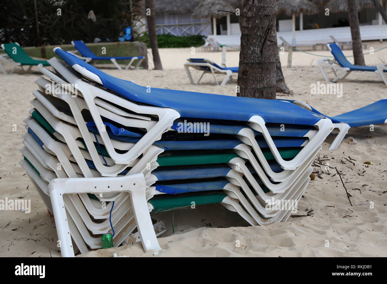 Lettini sulla spiaggia / una pila di lettini sulla spiaggia Foto Stock