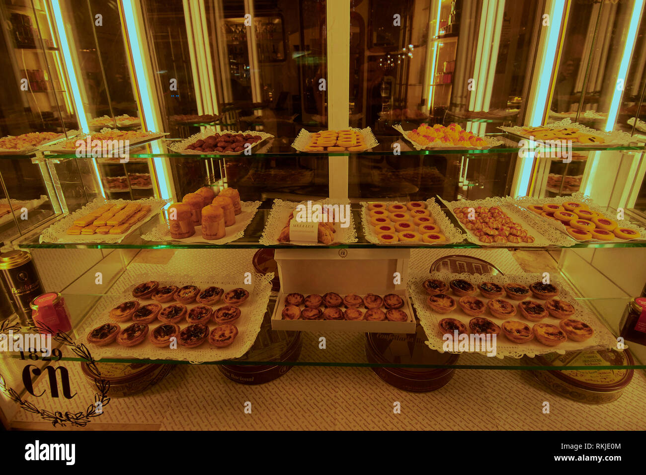 La finestra di visualizzazione di una pastelaria a Lisbona, Portogallo Foto Stock