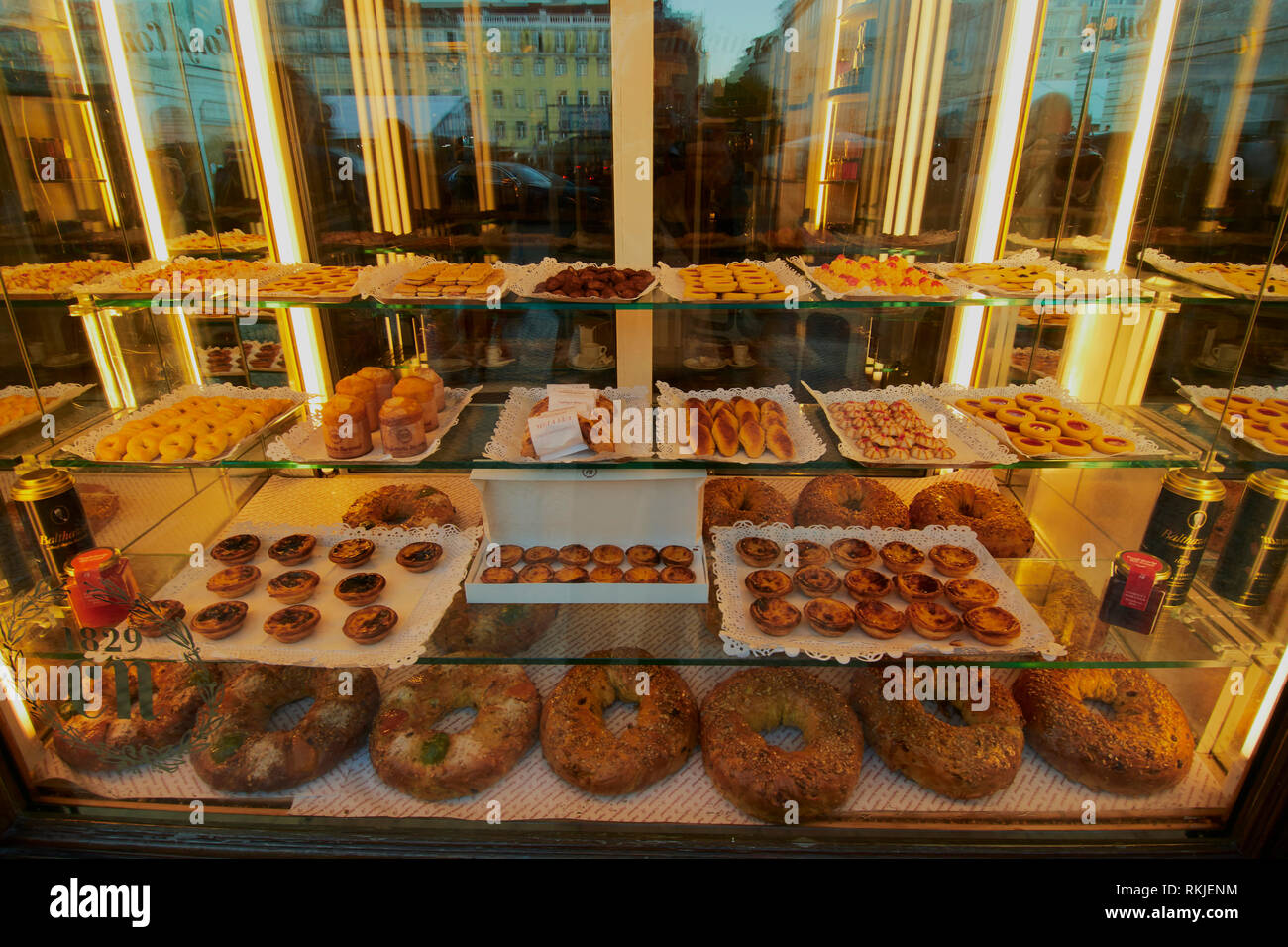 La finestra di visualizzazione di una pastelaria a Lisbona, Portogallo Foto Stock